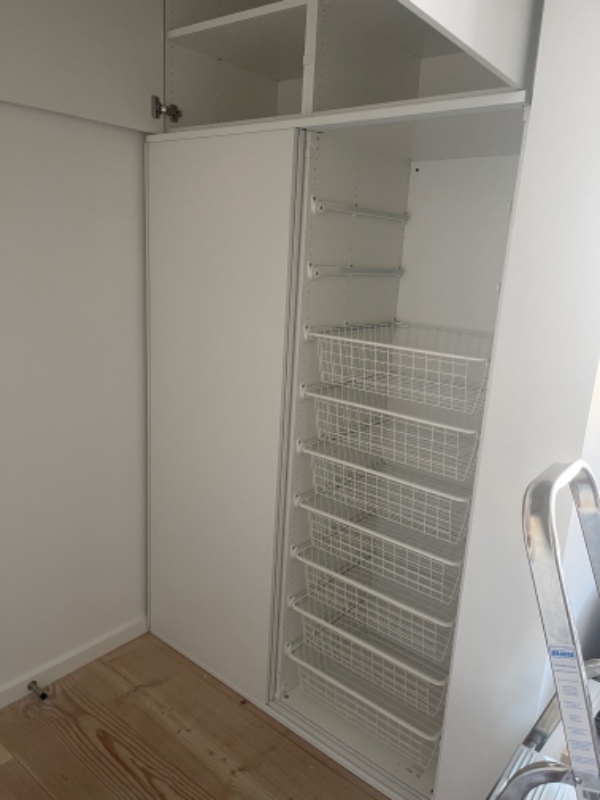 Ikea Platsa fastsættes på væggen , mangler også ben. Indbygges. Har lister, lægte osv