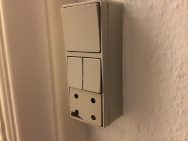 Skift af kontakt, fixe køkkenlågehængsel, fuge under toilet