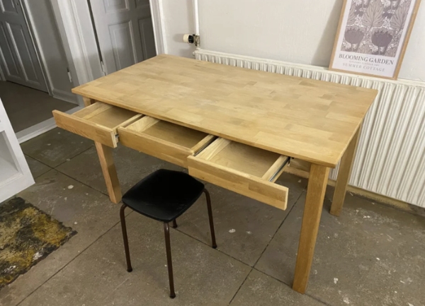 Skrive bord på 130x70 skal slibes og evt. behandles med lakering, hvis i også hjælper med dette.