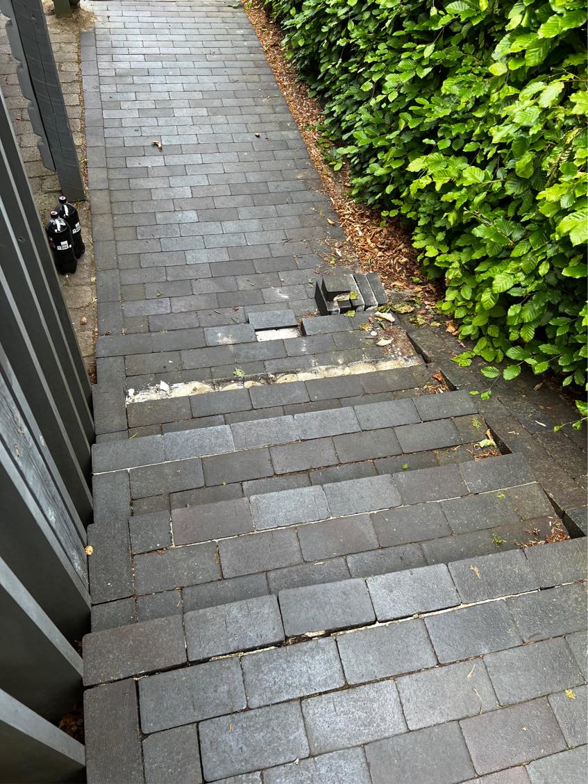 Repareret/fastgjort belægningssten på udendørs trappe