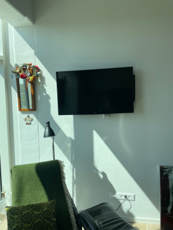 Ophæng tv- billederne  spejl. Vægge er Beton Gibs og trævægge