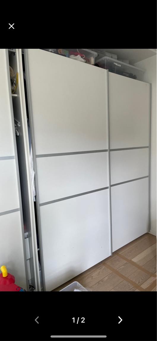 Hjælp til at køre gammelt skab på genbrugsstationen