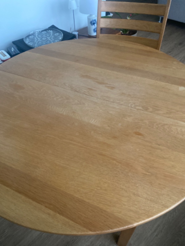 Slibning og oliering af massivt egetræs spisebord - bordplade og stel/ben