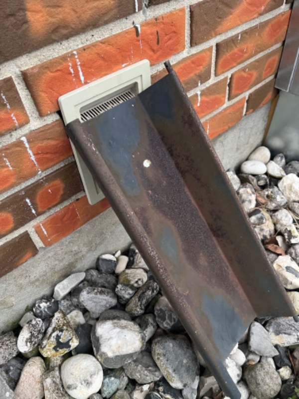 Lukket et hul i muren efter defekt ventilationsrist fra tørretumbler. Kan lukkes helt da vi fået kondenstumbler.
