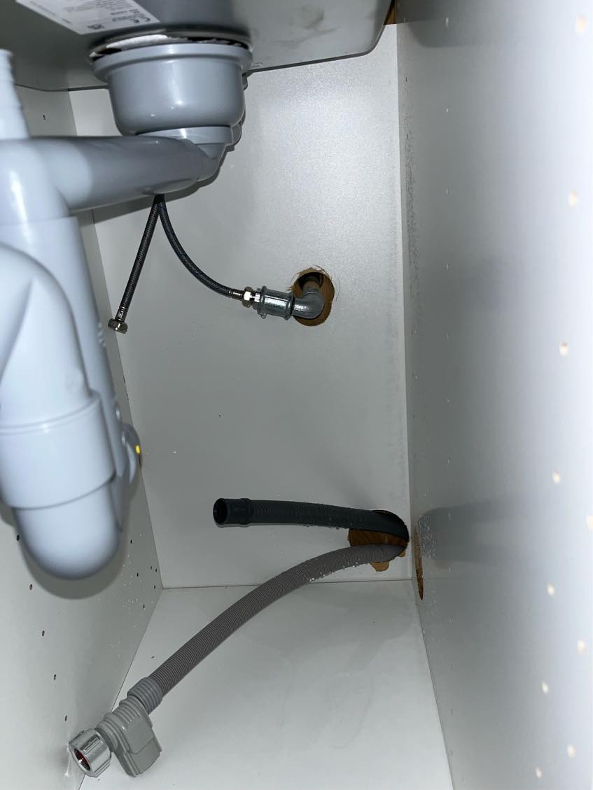 Utæt vandhane og utæt vandrør til vandhane