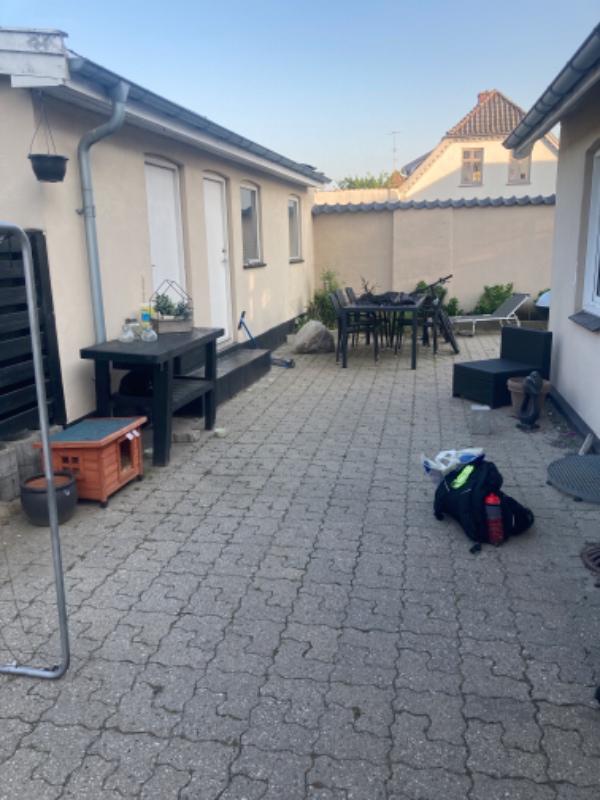 Fjernelse af ukrudt mellem fliser samt mindre bede