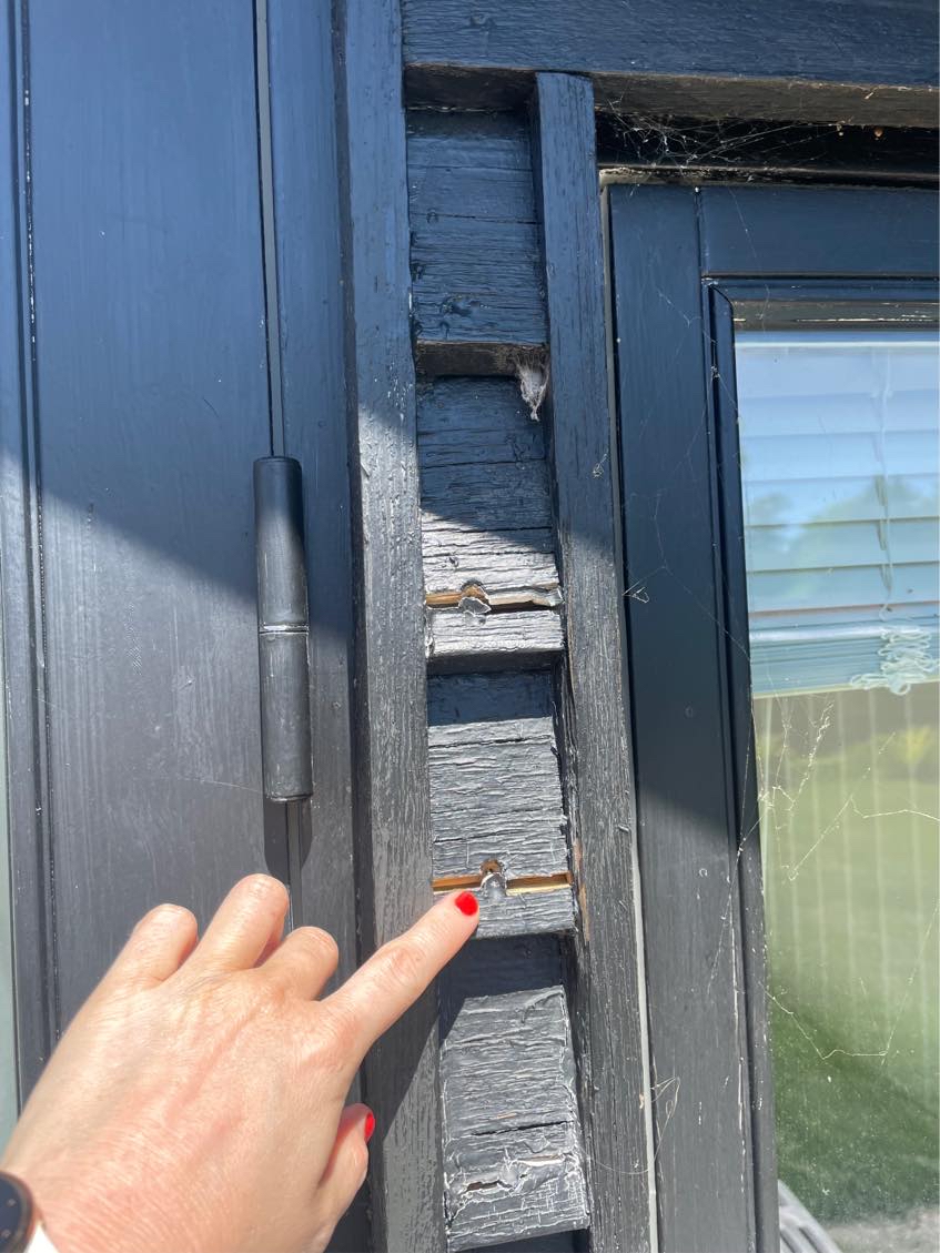 Skift af et par trælænger i sommerhus samt lister, samt slibning og maling af den ende af huset