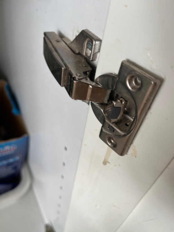 Køkken låge, hvor hængslerne er løse og nok skal  rykkes. Det er et gammelt køkken