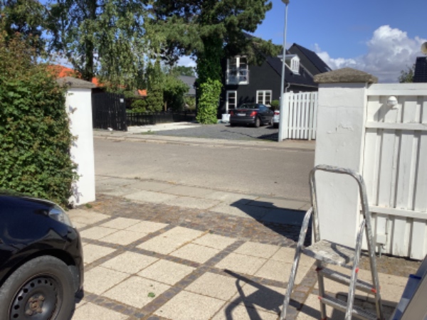 Repareret/lappet puds på indgangssøjler, samt muret dørtrin i skur, med 4 betonsten