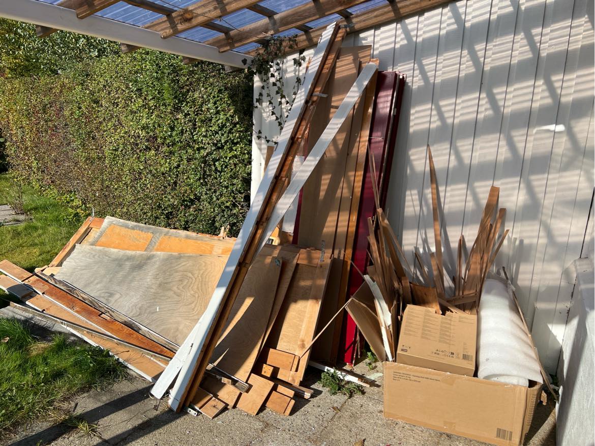 Fjerne skab der er skilt ad 