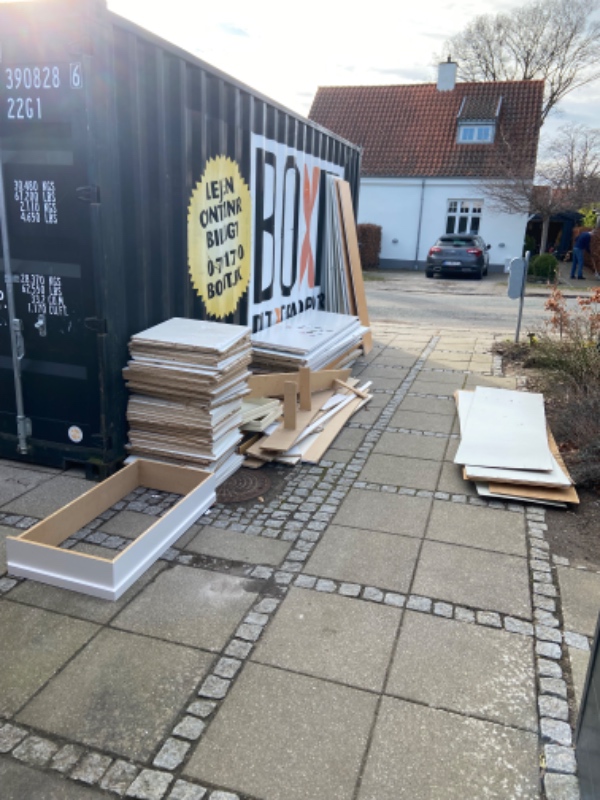 Kørt gamle skabe på genbrugspladsen