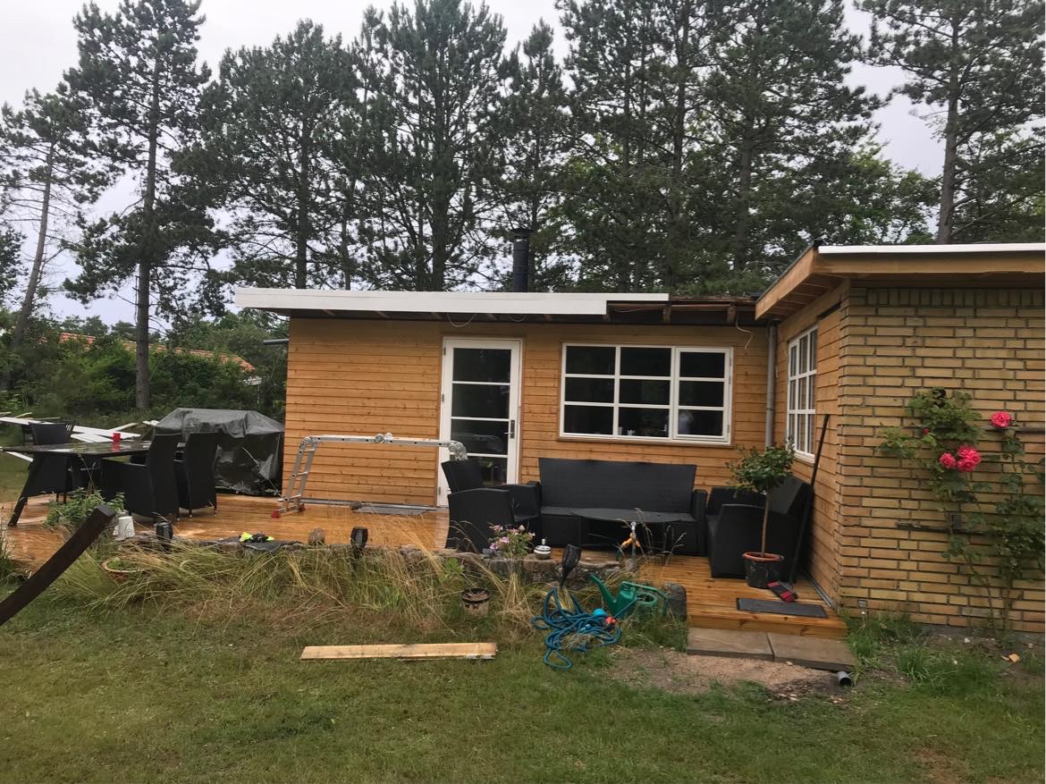 Maling af træfacade i sommerhus