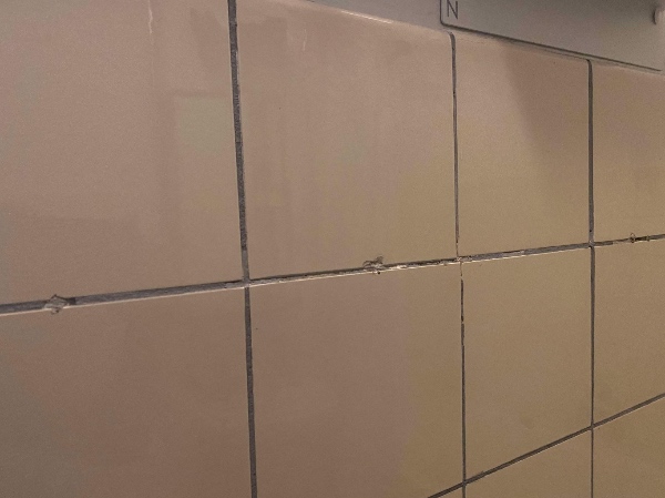 Opfriskning af fliser på badeværelse (fuger, fliser og evt. malearbejde)