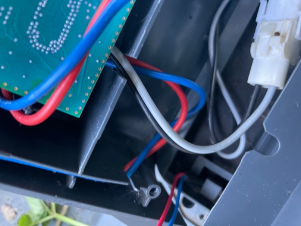 Skift af el-ladeledning på en alko robotplæneklipper