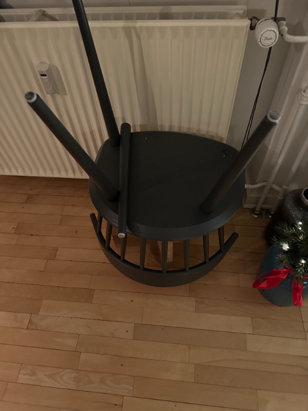 4 stk spisebord stole- ben strammes,på den ene stol vil bennet ikke gribe fat i hullet