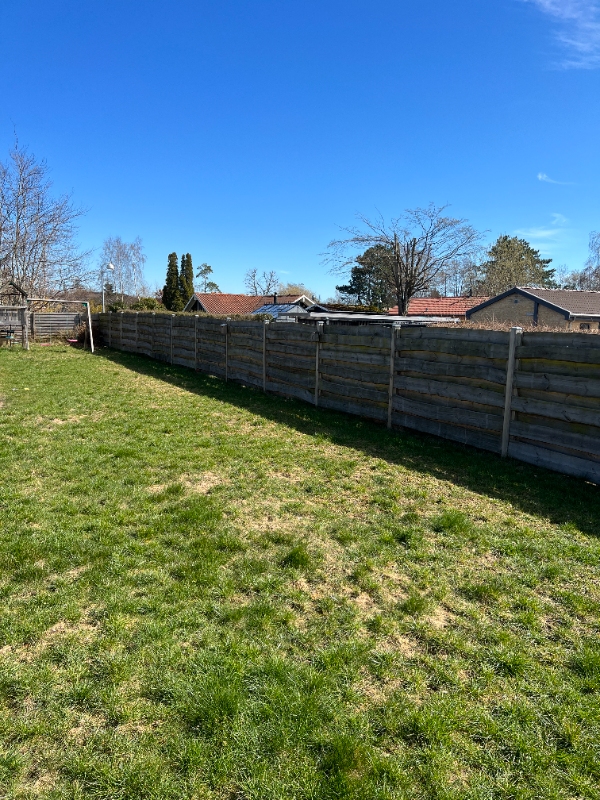 Hegn, skur og legestativ skal males