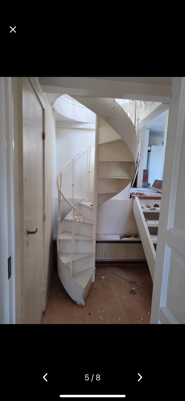 Tage lille smal vindeltrappe ned. Er i Jægerspris. Kan skilles ad