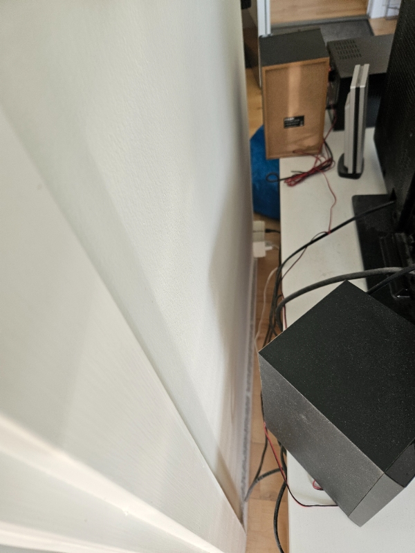 opsætning af internetkabel på væggen