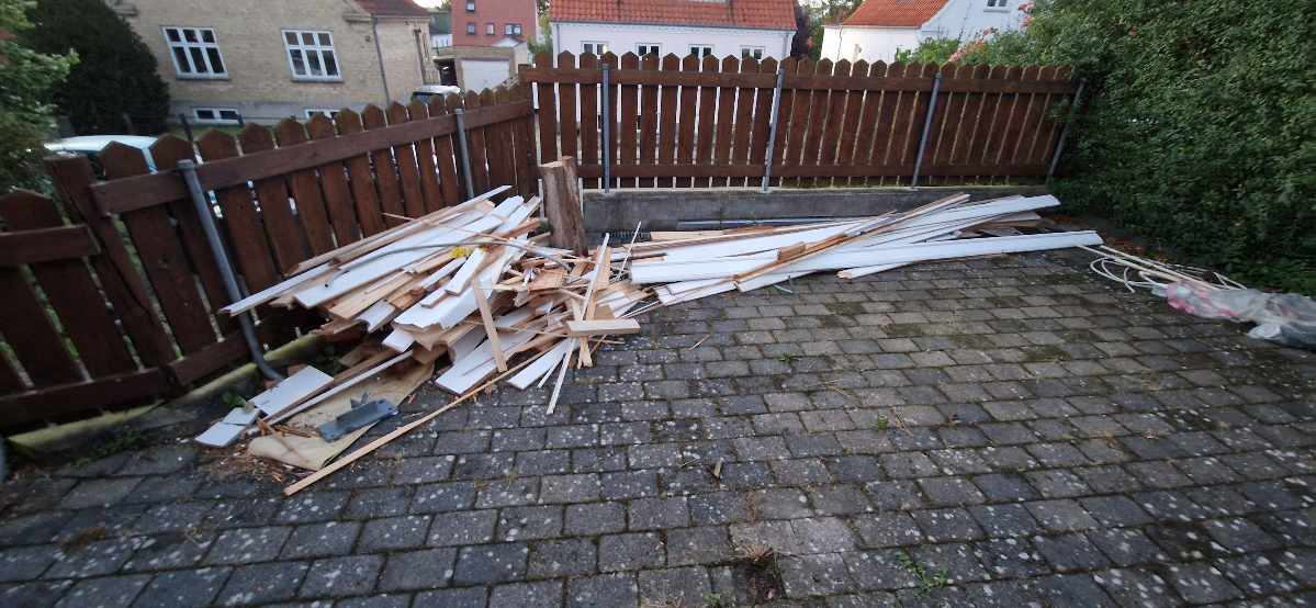 Fjerne byggeaffald (95% indendørs træ)