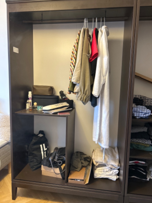 Skrue garderobeslåger på IKEA garderob