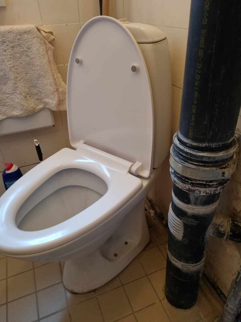 Toilet skal udskiftes, købes afhentes, installeres og det gamle skal bortskaffes