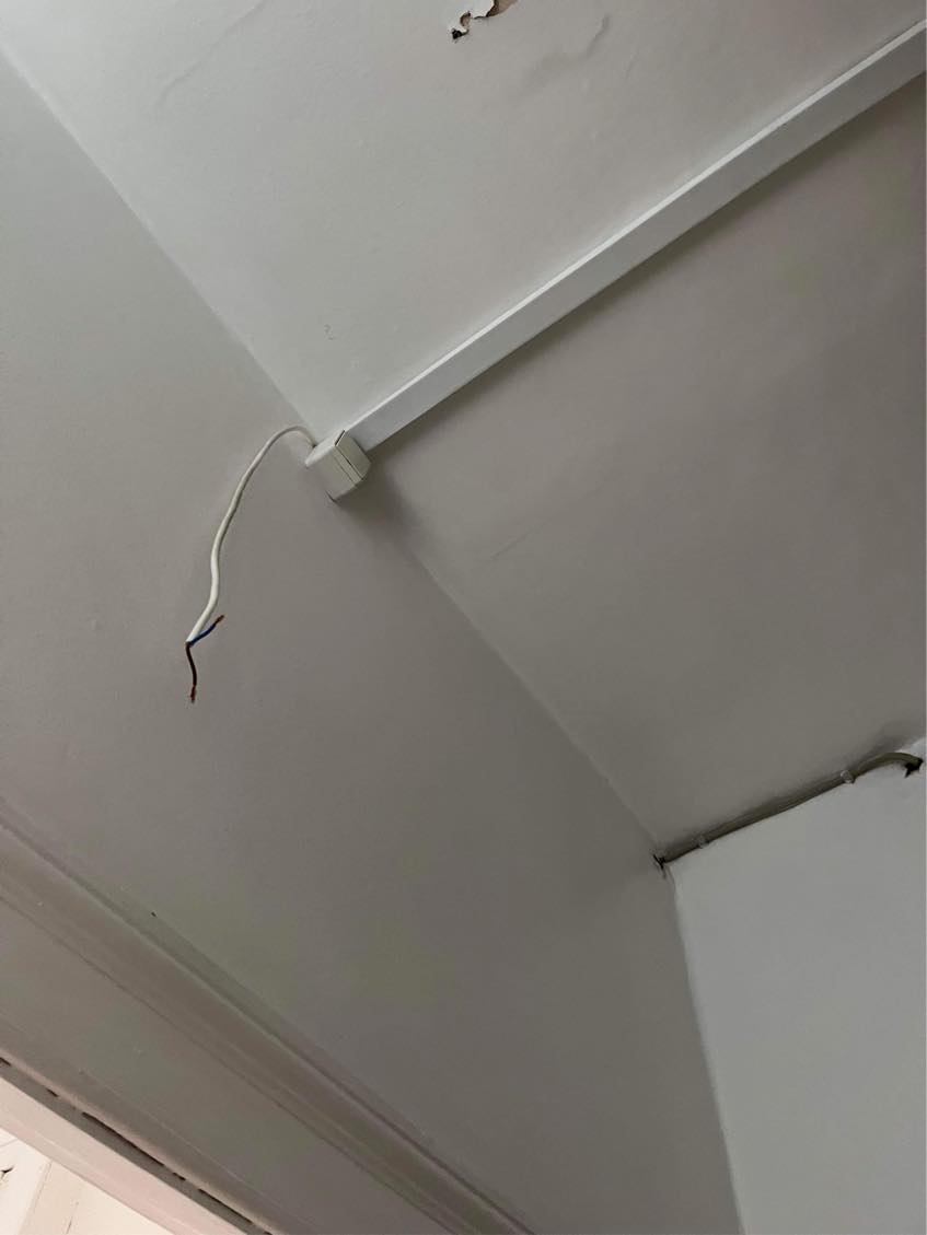 Sætte lampe op på badeværelse