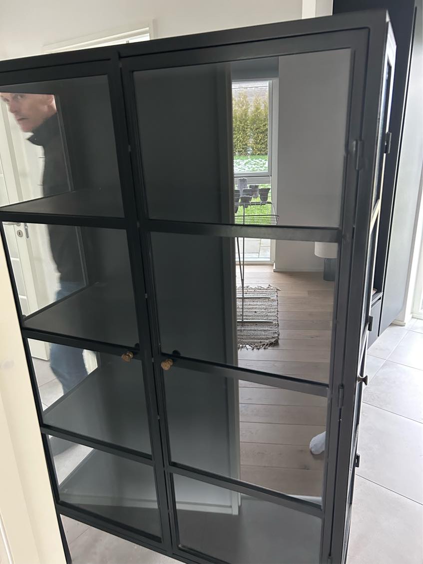 Maling af vitrineskab. Beskadiget under transport