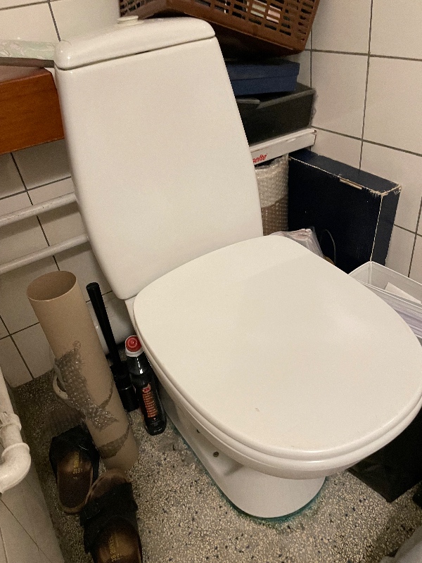 Installation af håndvask, to blandingsbatterier samt toilet