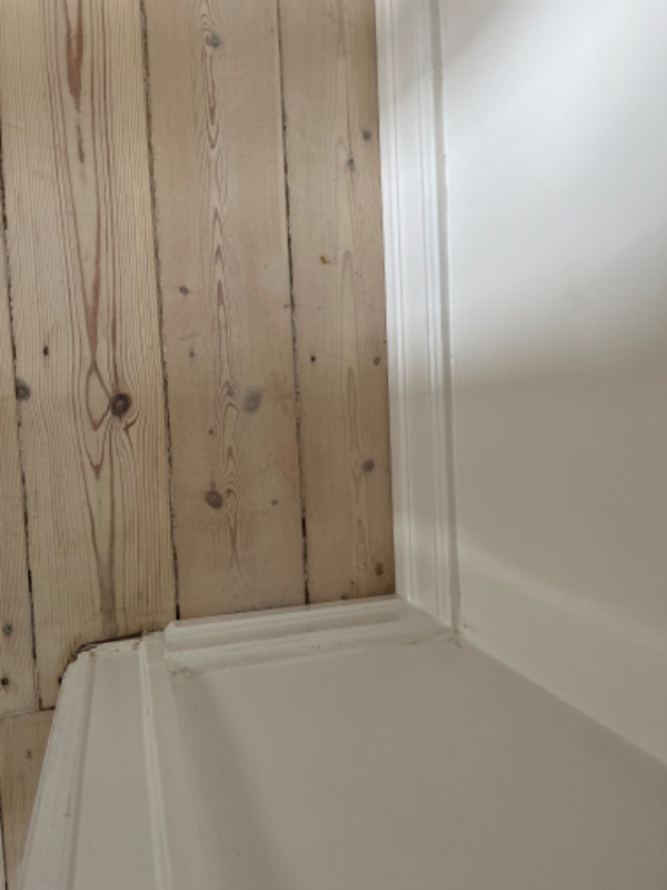 Hjælp til at skære et stykke fodpanel pænt af plus ophæng af en gardinstang