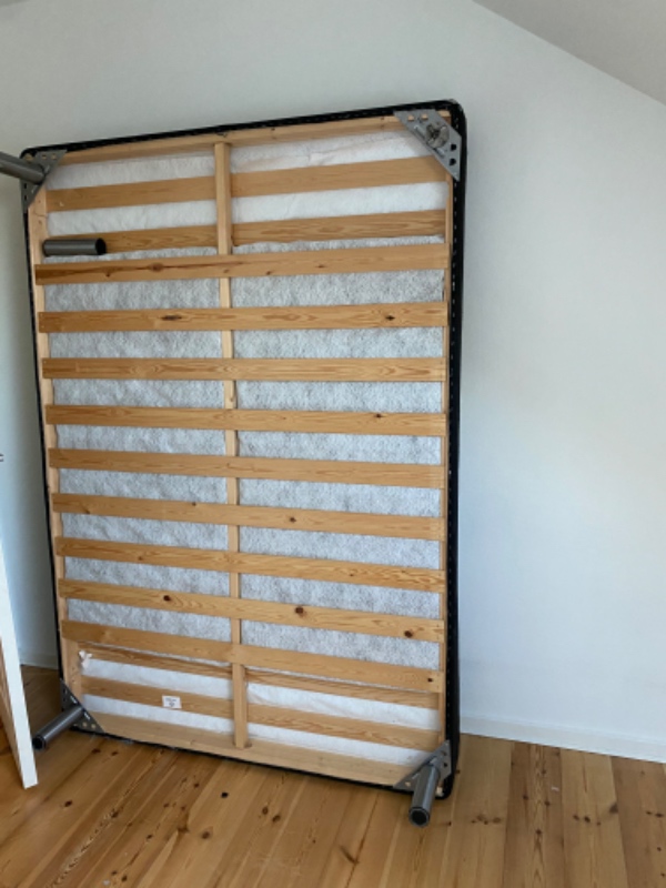 Flytte sofa, tv bord, spisebord stole, seng fra 3 sal til losseplads