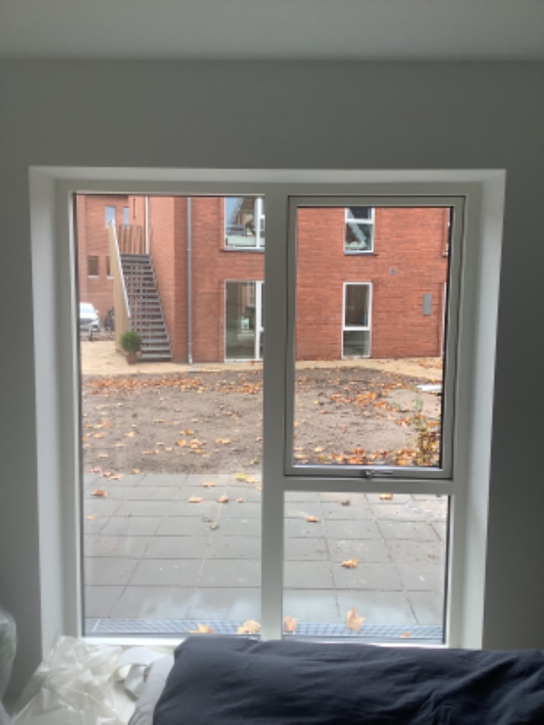 Opsat lamelgardiner i stue , soveværelse og værelse. Lamper i stue og køkken og gang og soveværelse.