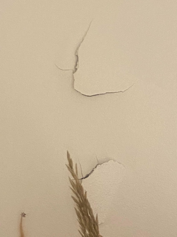 Små huller i gipsvæg