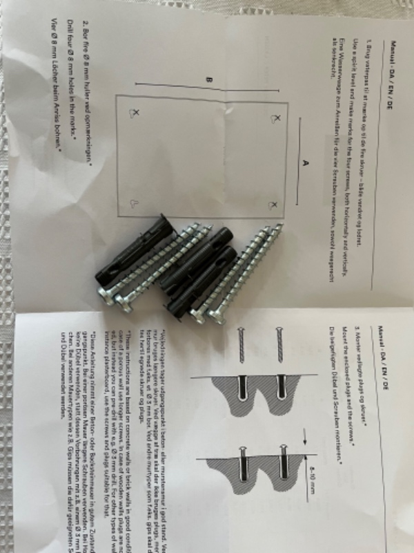 Hængt et tungt spejl op på murstensvæg , der skal bores 4 skruer i som fulgte med