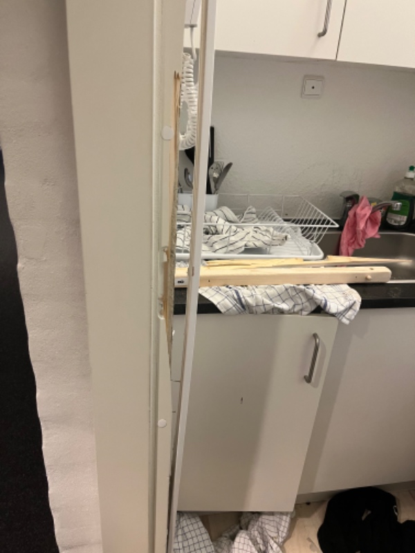 Dørkarm skal fixes- dør sparket ind