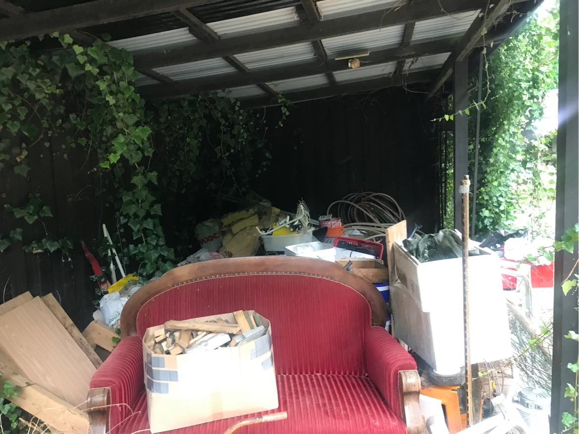 Fjernet affald fra carport