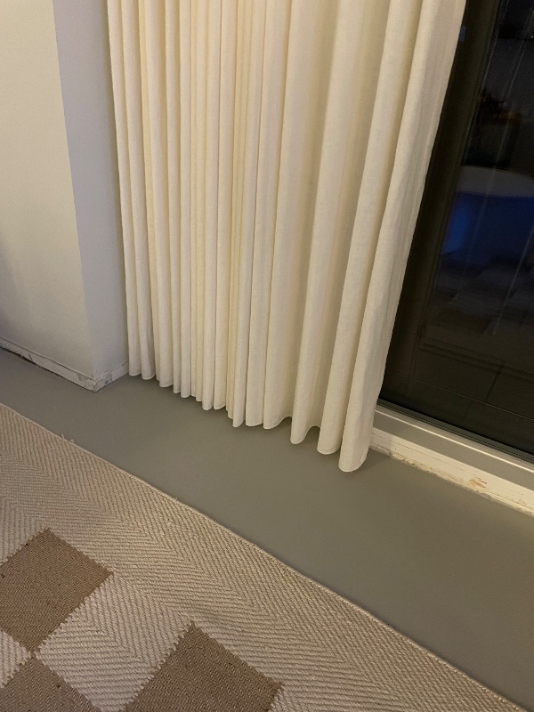 Opsætning og maling af gulvpaneler