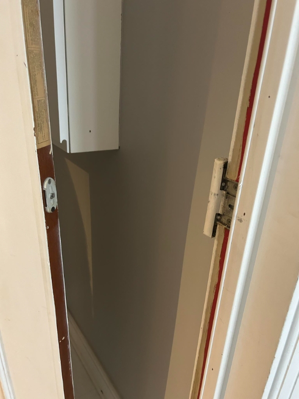 Montering af nyt dørhængsel