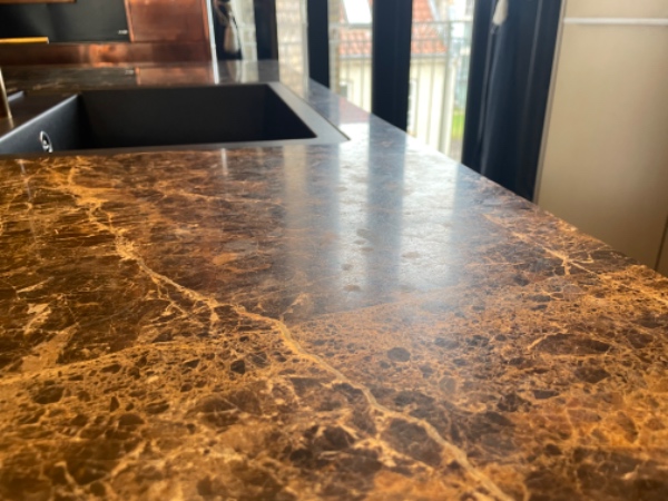 Rengøring af ovn, pudsning af kobberplade, rengøring af marmorplade i køkkenet