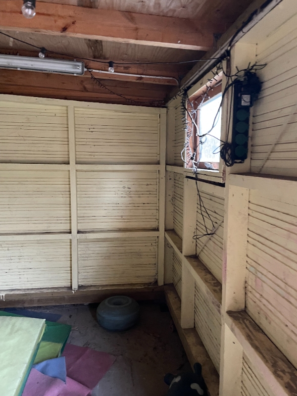 Eksisterende skur, isoleres og beklædes indvendigt