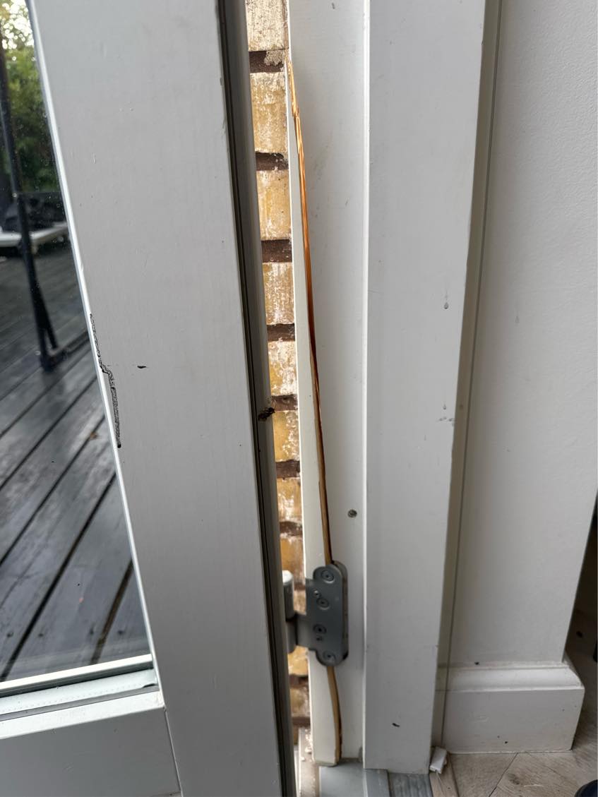 Reparer flækket dørkarm
