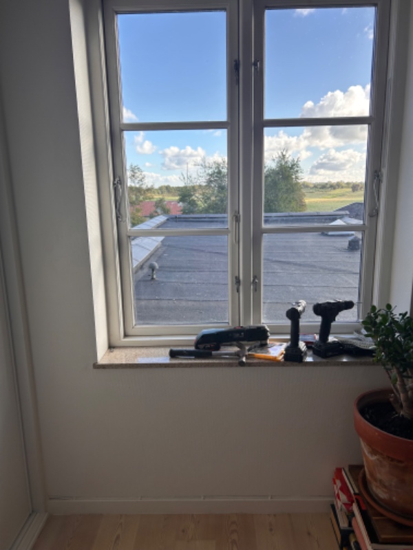 Vindue skal laves til dør. Der er 1, 20 fra karm til karm...forestiller mig en glasdør