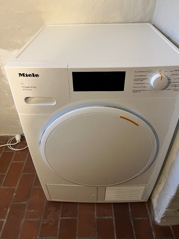 Fryser bæres ned i kælder med lavt loft