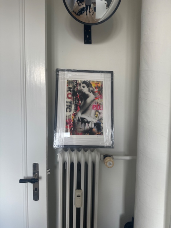 Opsætning g af koglen - lampe, samt ophæng af 5 billeder og fastsættelse af ledning langs dør