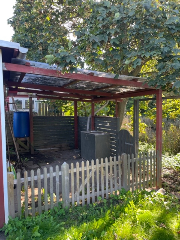 Nedrivning af gammel kolonihavehus og opsætning af nyt hus