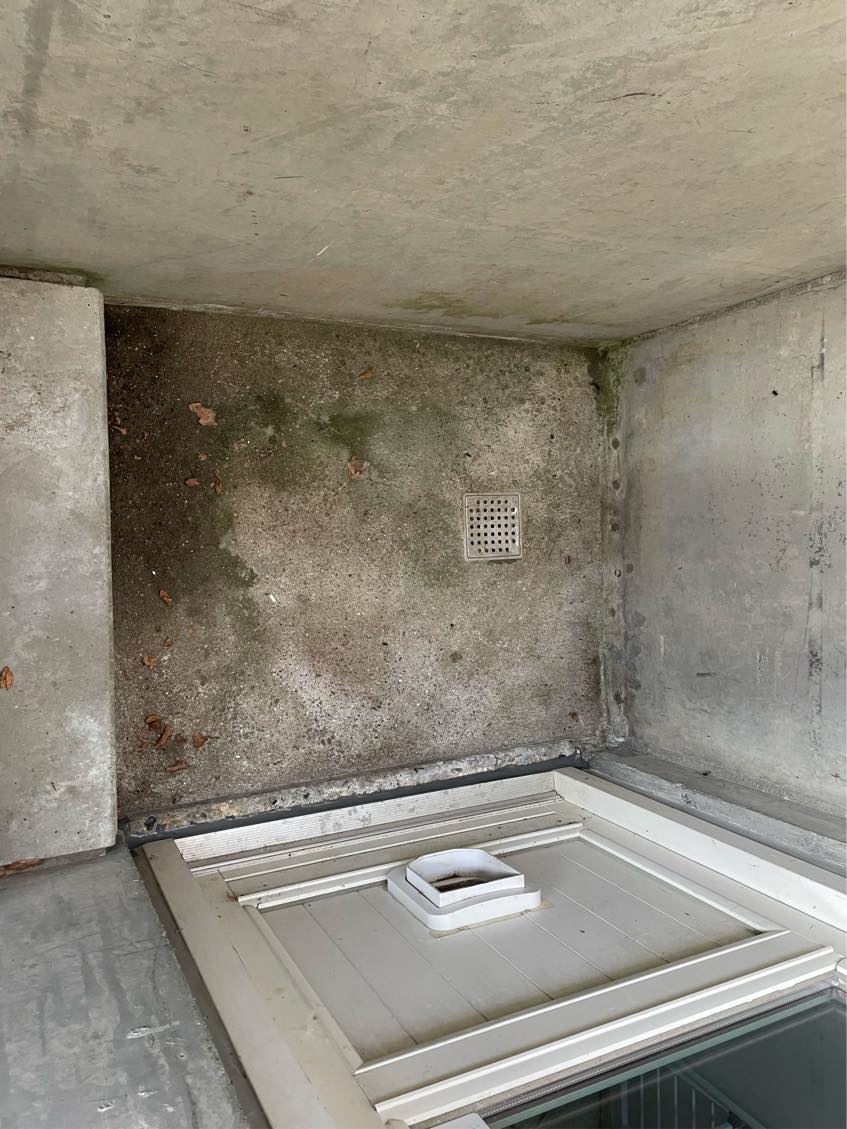 Muret hæld i kælderskakt