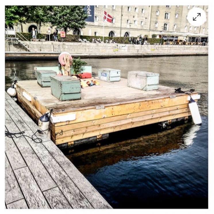 Flytte påhængsmotor. Ind i trailer. Og båret ned og påsat på båd. 80kg.