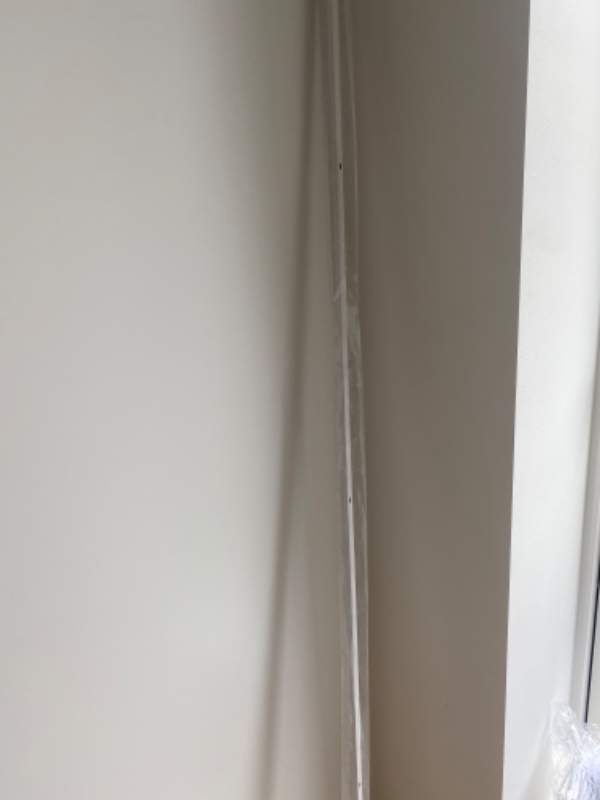 Jeg skal have to loftslamper op og tilføjes ledning. Der skal hænges en gardinstand op i loftet.