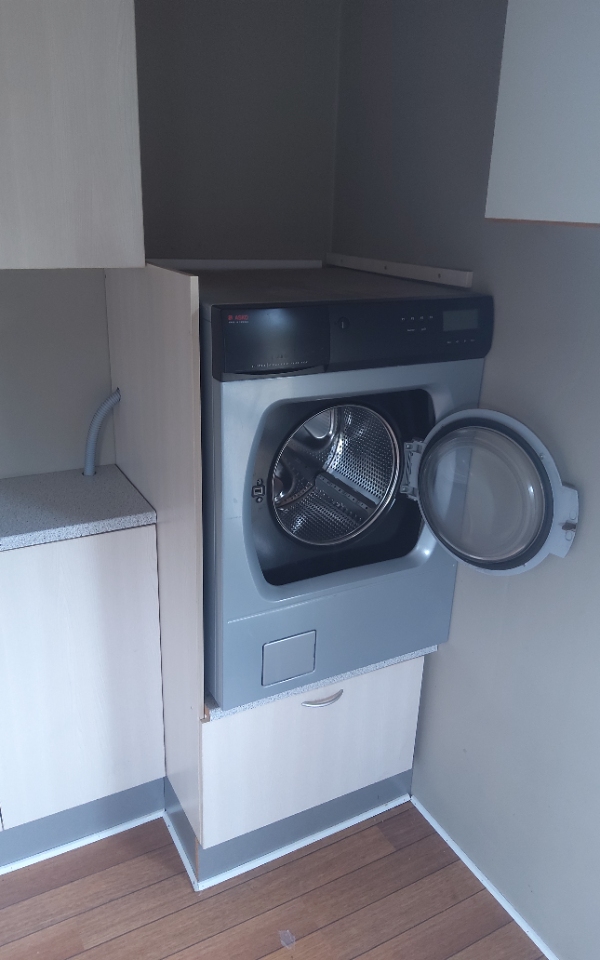 Afmonteres  gamle vaskemaskine  og sættes en ny på plads