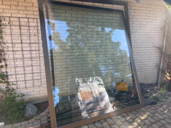 Flytte to store vindues partier ud i en container