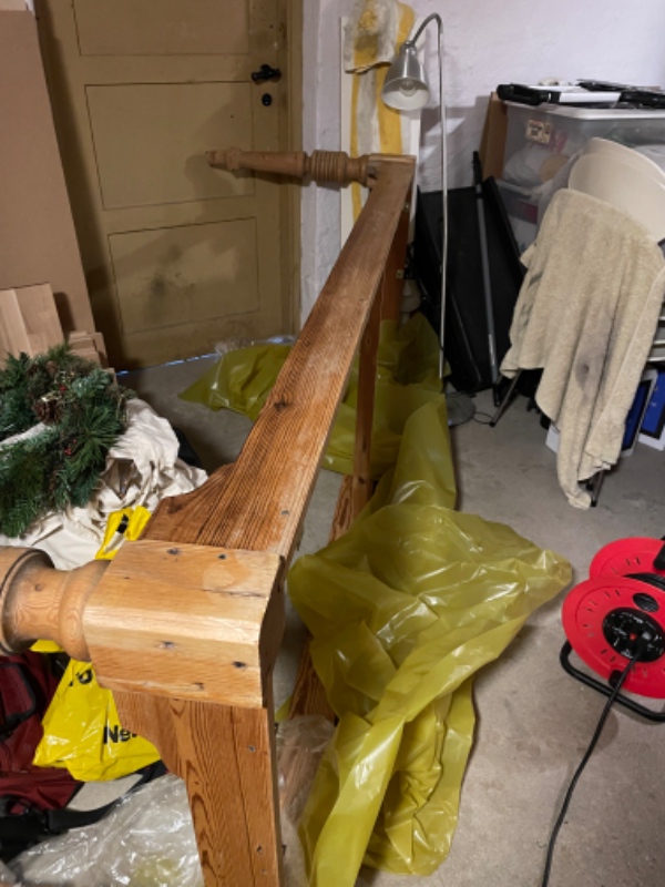 Afhentet og lagt på genbrugspladsen - spisebord og sofabord